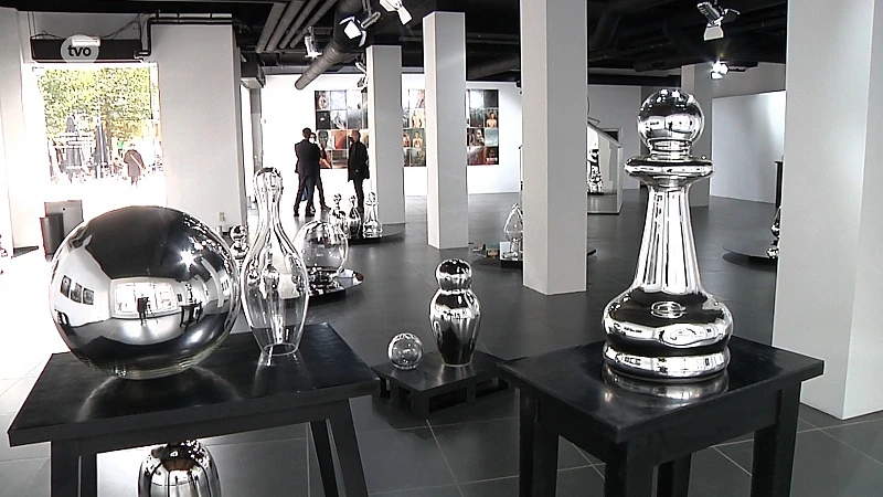 Lokale schilder en glaskunstenaar stellen tentoon in Aalst: "Reflections of Memory"
