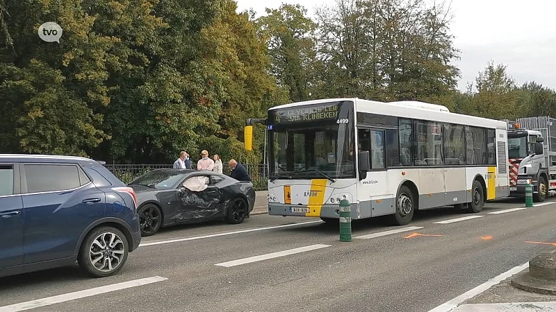 Drie gewonden bij aanrijding tussen auto en lijnbus in Sint-Niklaas