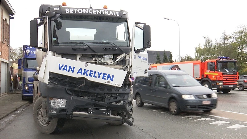 Lijnbus en betonmixer gebotst in Dendermonde