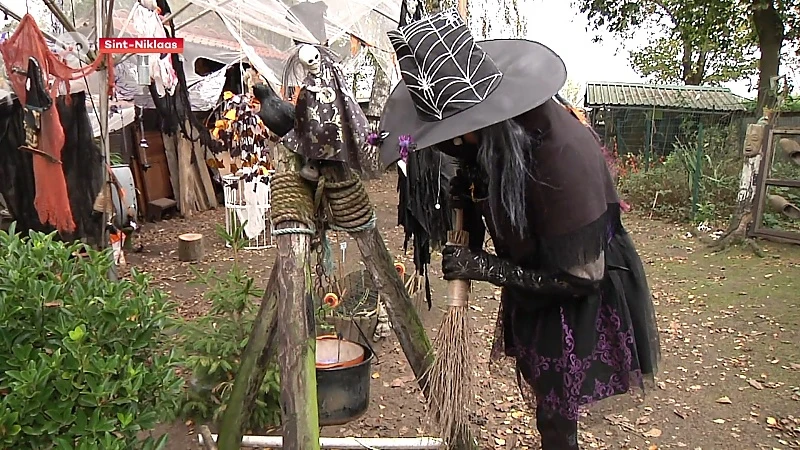 Heks Rita verwelkomt ons in haar halloweenhuis in Sint-Niklaas