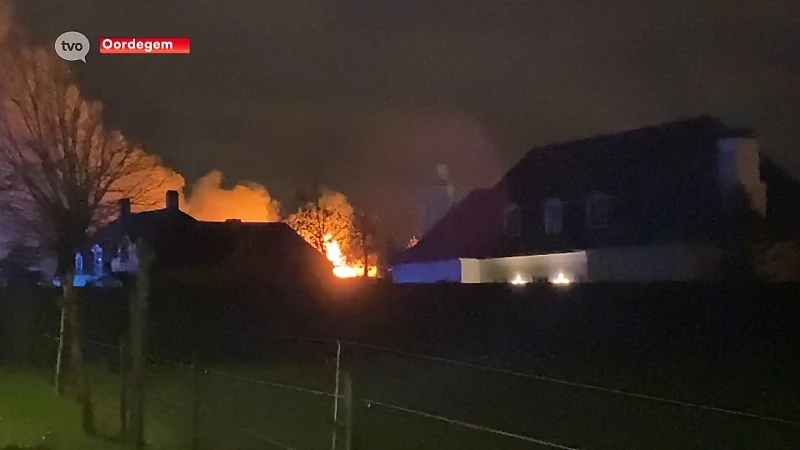 Loods van transportbedrijf in Oordegem vernield na zware brand