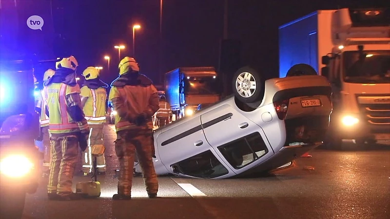 Bestuurder gewond nadat wagen over de kop gaat op E17 in Temse