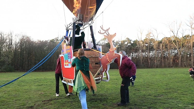 Vliegende kerstman steekt Wase jeugd een hart onder de riem