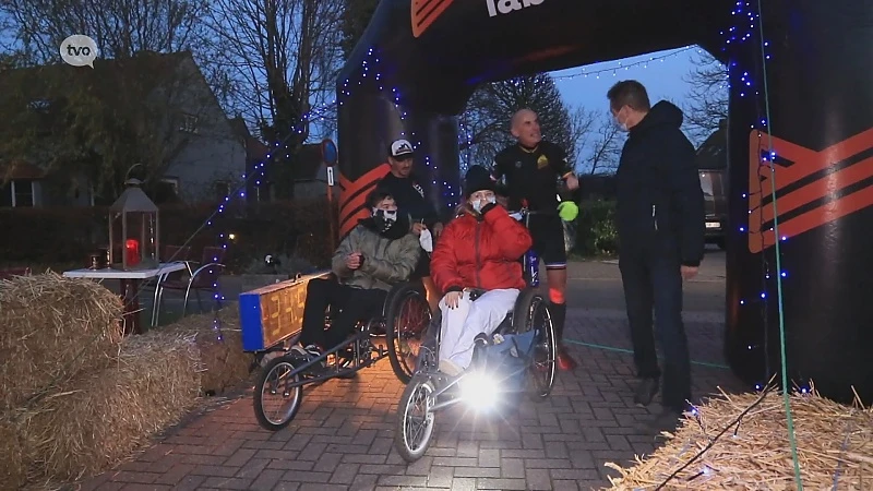 Ultraloper Serge duwt 62 kilometer een rolstoelpatiënt vooruit voor het goede doel