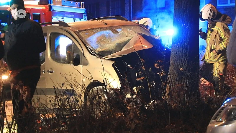 Twee personen raken zeer zwaargewond na crash tegen boom in Zele