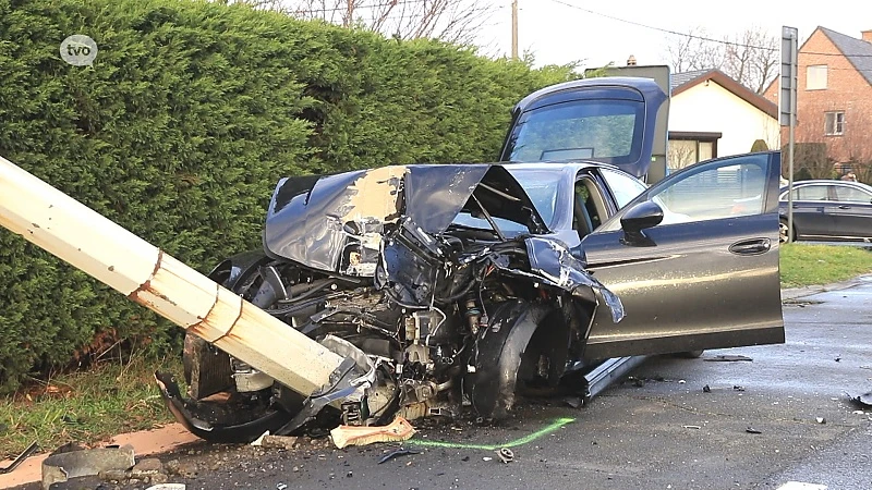 Belsele: Porsche knalt met rotvaart in flank van auto