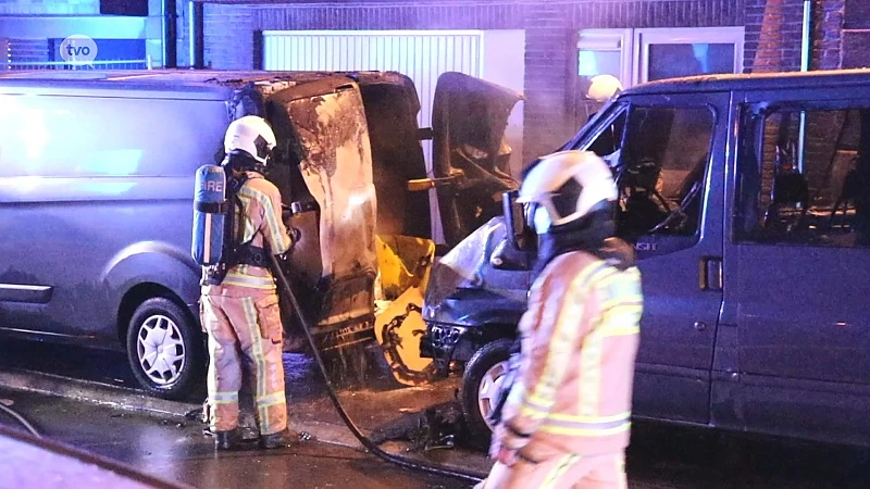 Twee bestelwagens branden uit in Aalst, net na herstelling