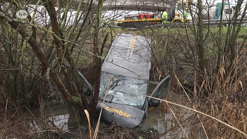 Bestelwagen duikt in gracht naast E17