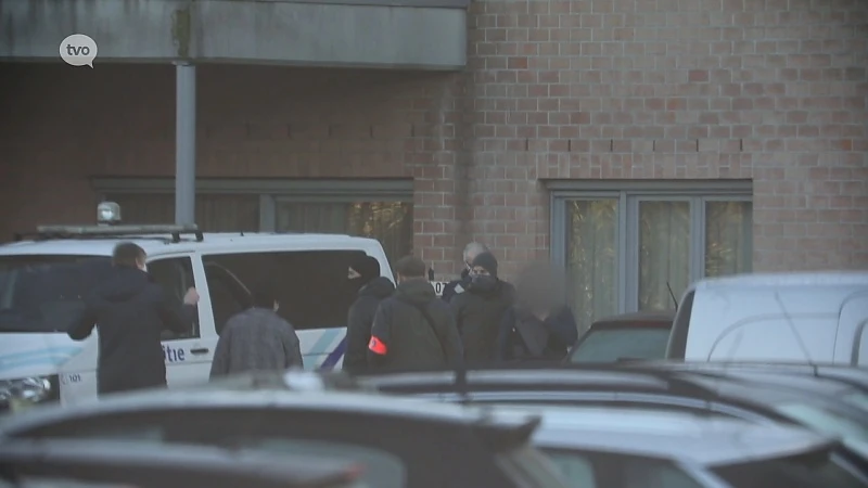 Man toont hoe hij ex-partner neerstak tijdens reconstructie in Aalst