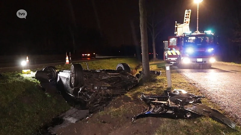 Auto over de kop op E34 in Wachtebeke, chauffeur uit Sint-Niklaas zwaargewond