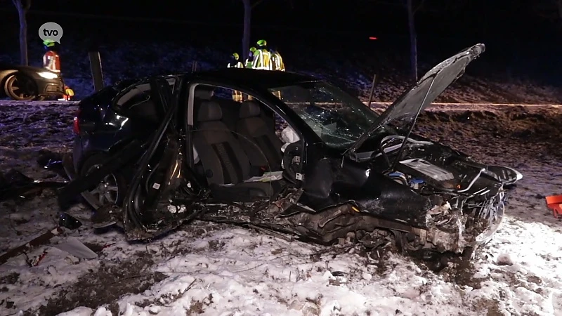 Waasmunster: Auto rijdt tegen betonnen duiker en gaat over de kop