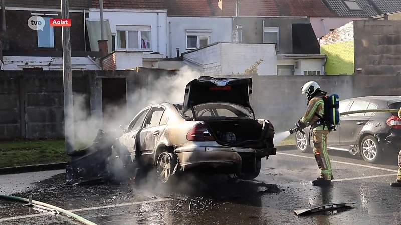 Auto brandt uit op parking in centrum van Aalst