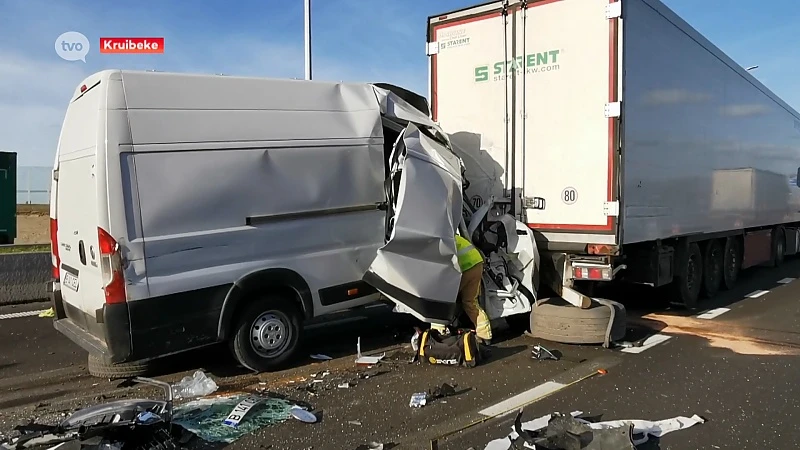 Zwaar verkeersongeval op E17: bestuurder zwaargewond, drie rijstroken versperd