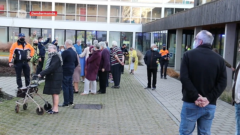 Vandalen steken gordijnen in brand in Dendermonds appartementsgebouw