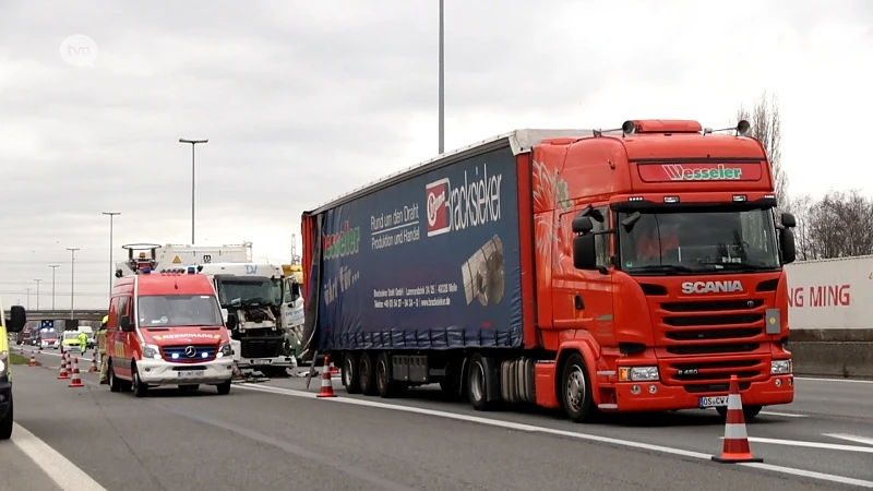 Twee vrachtwagens rijden op elkaar in op E17