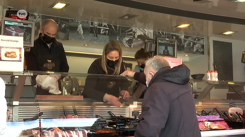 Hoeveslager Jurgen en vrouw Evelien zijn populairste marktkramers van grootste markt van het land