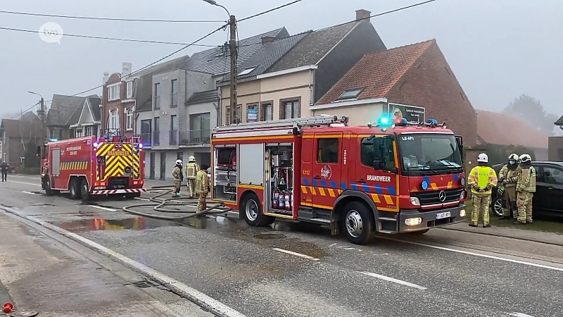 Lede: Hoogstraat tijdelijk afgesloten door brand in achterbouw