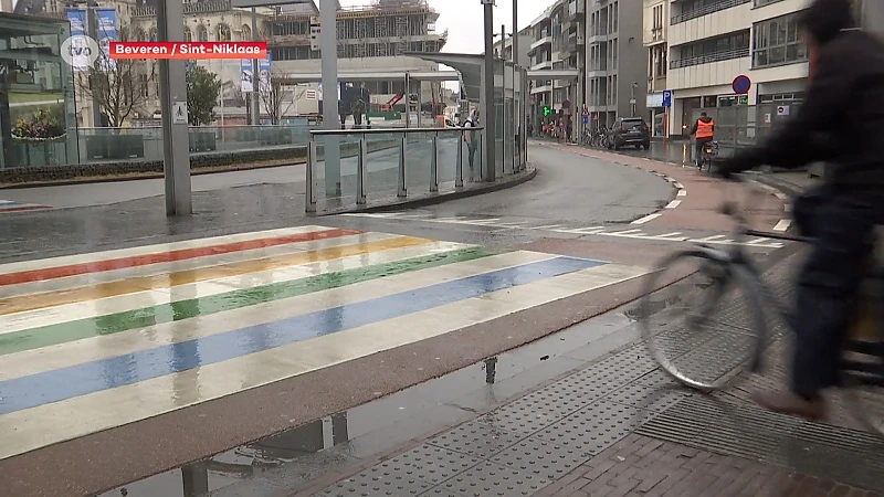 Regenboogvlaggen, regenboogstickers en straks ook een regenboogzebrapad in Beveren?