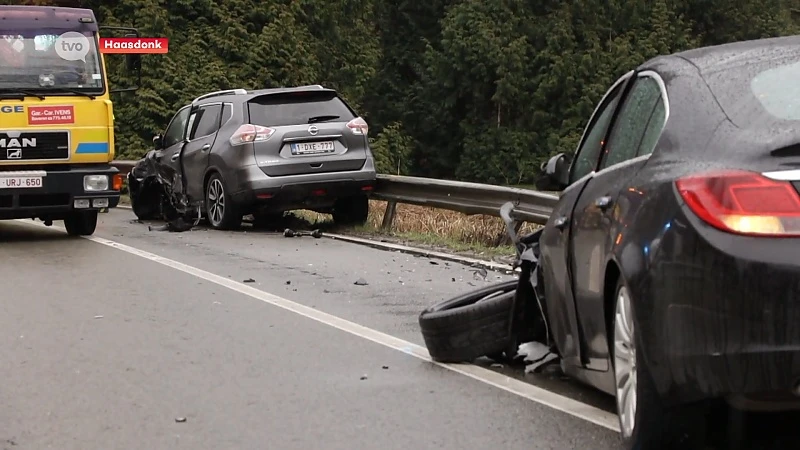 Auto's frontaal op elkaar op Haasdonkbaan in Beveren