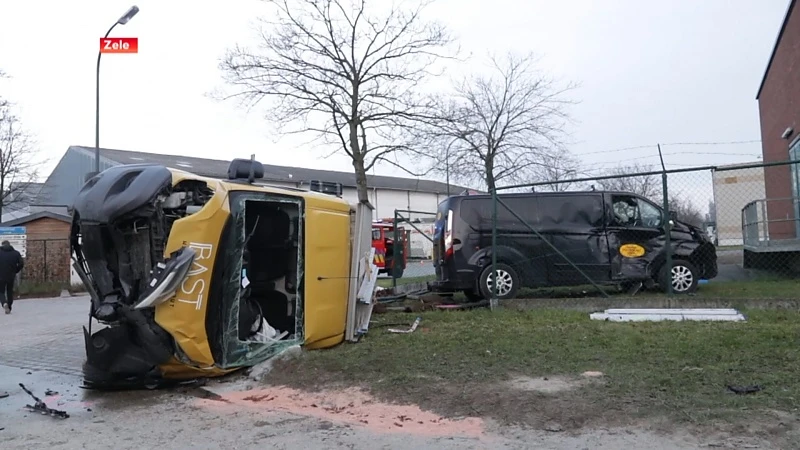 Twee bestelwagens botsen op gevaarlijk kruispunt in Zele