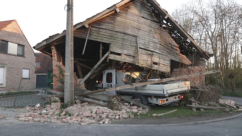 Bestelwagen rijdt in op 100 jaar oude schuur, gebouw stort in