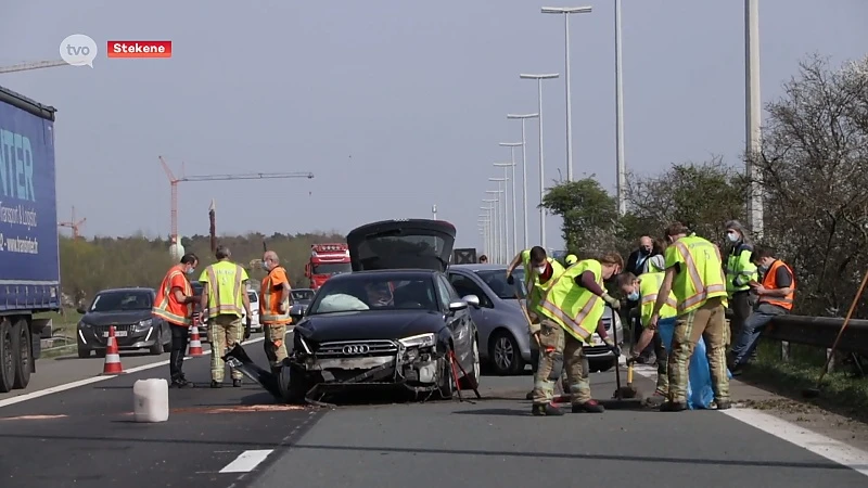 Vermoedelijk ingedommelde bestuurder veroorzaakt ongeval op E34