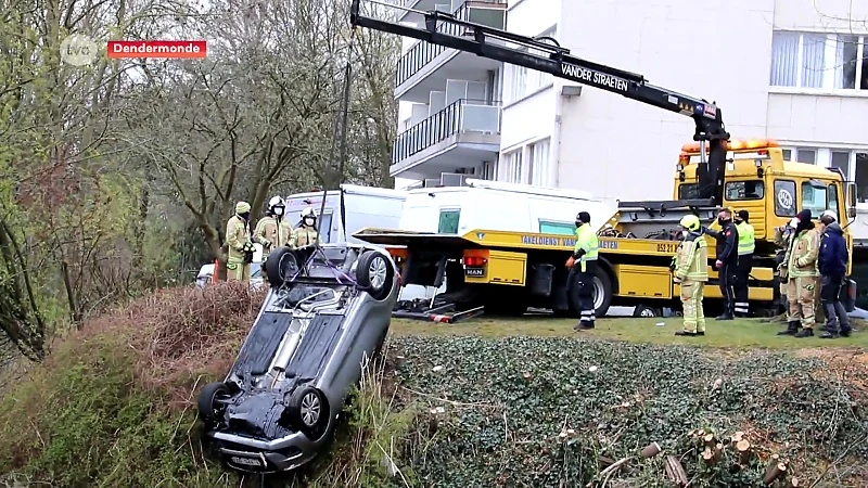 Politie redt autobestuurder uit vijver in Dendermonde