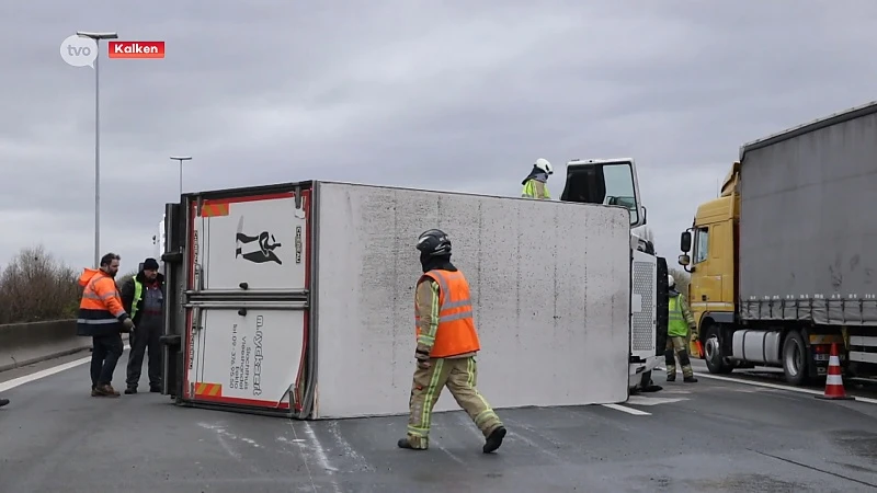 Gekantelde vrachtwagen verspert E17 in Kalken richting Antwerpen