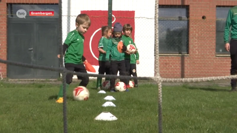 80-tal jonge voetballertjes op paasstage in Grembergen