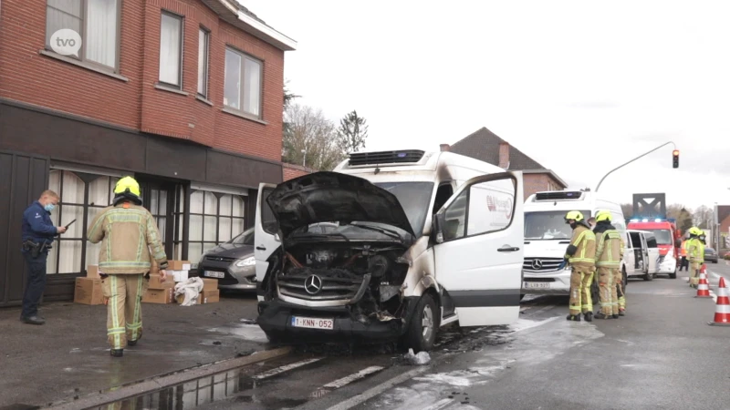 Bestelwagen met vaccins brandt uit in Stekene