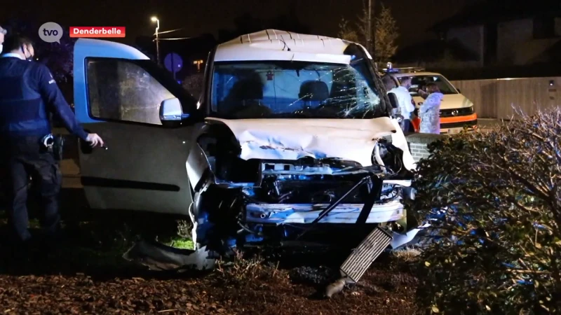 Dronken autobestuurder richt minuten voor nachtklok ravage aan in Denderbelle