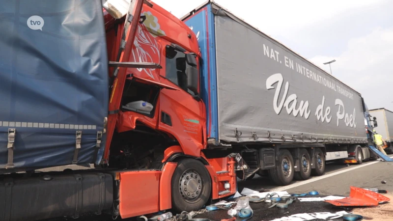 Zes vrachtwagens betrokken bij botsing op E17, lange file richting Antwerpen