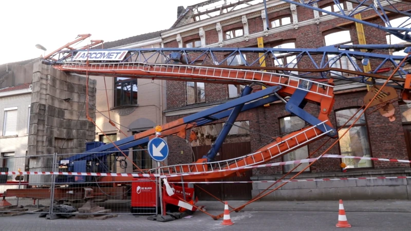 Waasmunster: Werfkraan in Hoogstraat stort in elkaar