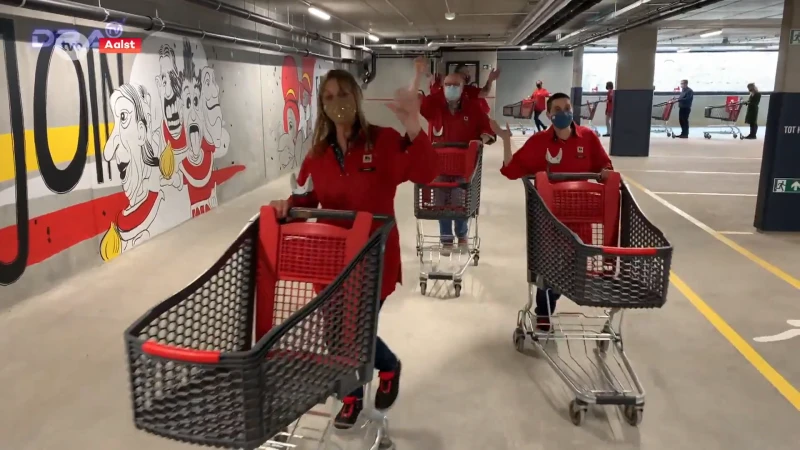 Een nieuwe Delhaize in Aalst, en dat viert het personeel met een carnavalesk liedje