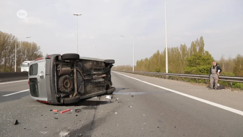 Wagen over de kop op E17: twee gewonden