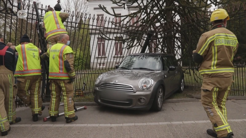 Auto beschadigt 170 jaar oud hek van Domein Groenhof in Belsele