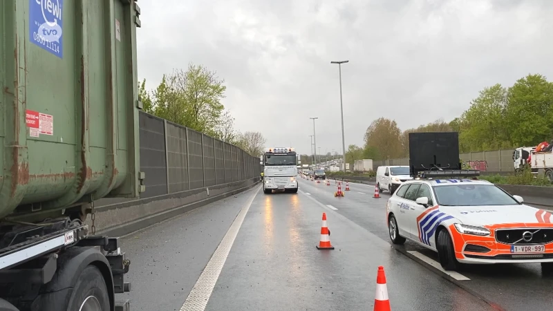 Twee uur file op E40 nadat vrachtwagen container verliest