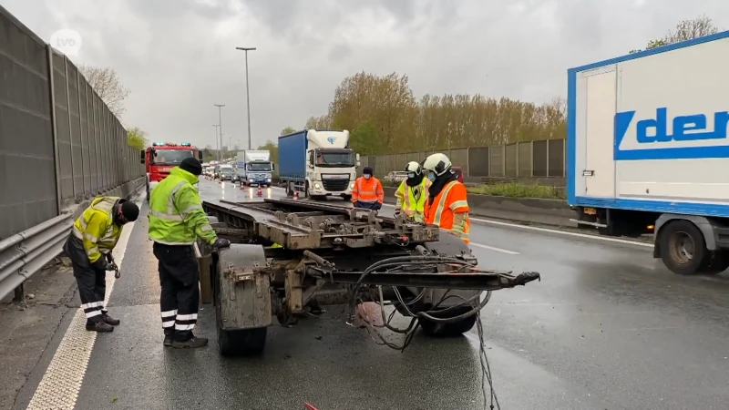 Vrachtwagen kantelt en verliest container op E40: twee uur file rijden