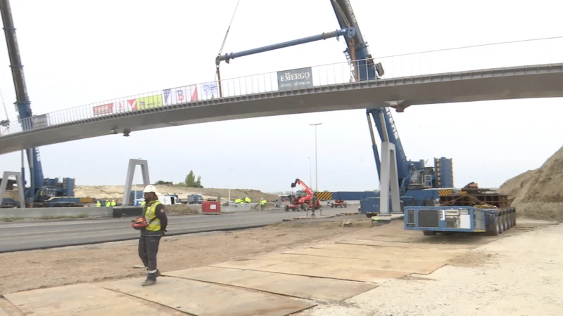 Nieuwe fietsbrug over E34 Waaslandhaven-Oost dit weekend geplaatst