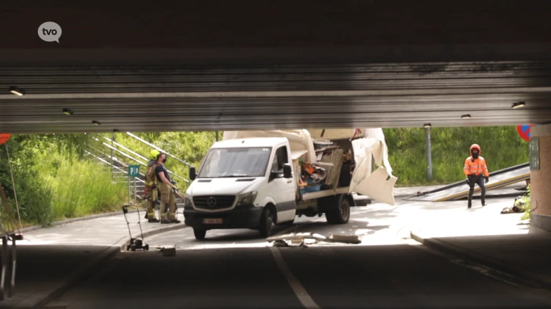 Bestelwagen rijdt zich klem onder tunnel in Temse