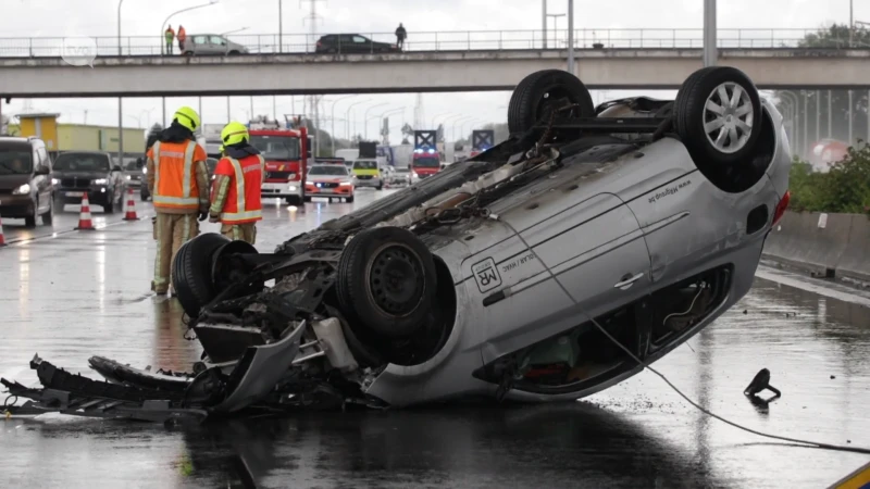 Regen zorgt voor slippartijen, auto over de kop op E17