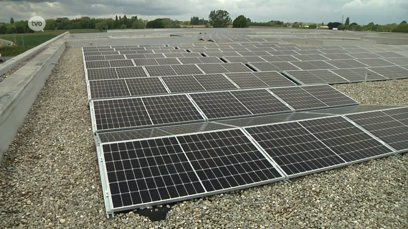 Kleine 800 zonnepanelen op dak crematorium in Aalst