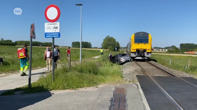 Auto 10 meter meegesleurd door trein, bestuurster gewond