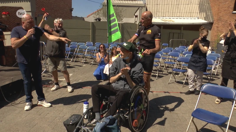 Ultraloper Serge vertrekt met Samuel in rolstoel naar top Mont Ventoux