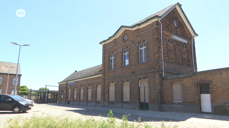 Het oude stationsgebouw van Schoonaarde staat te koop