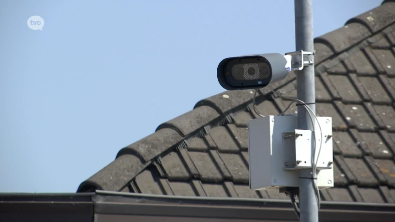 Eerste roodlichtcamera’s aan een spooroverweg staan in Oudegem