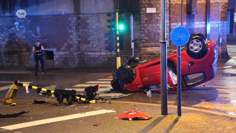 Aalst: Auto ramt verkeerslicht en komt op dak terecht