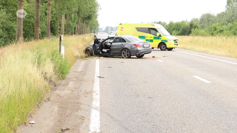 Twee auto's in volle snelheid op elkaar op N41 in Grembergen