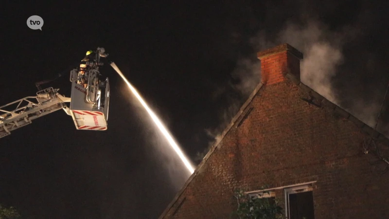 Uitslaande brand legt hoeve deels in de as in Temse