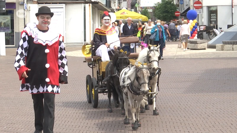 Eindelijk nog eens gezellig druk in centrum Zottegem tijdens "circusbraderie"